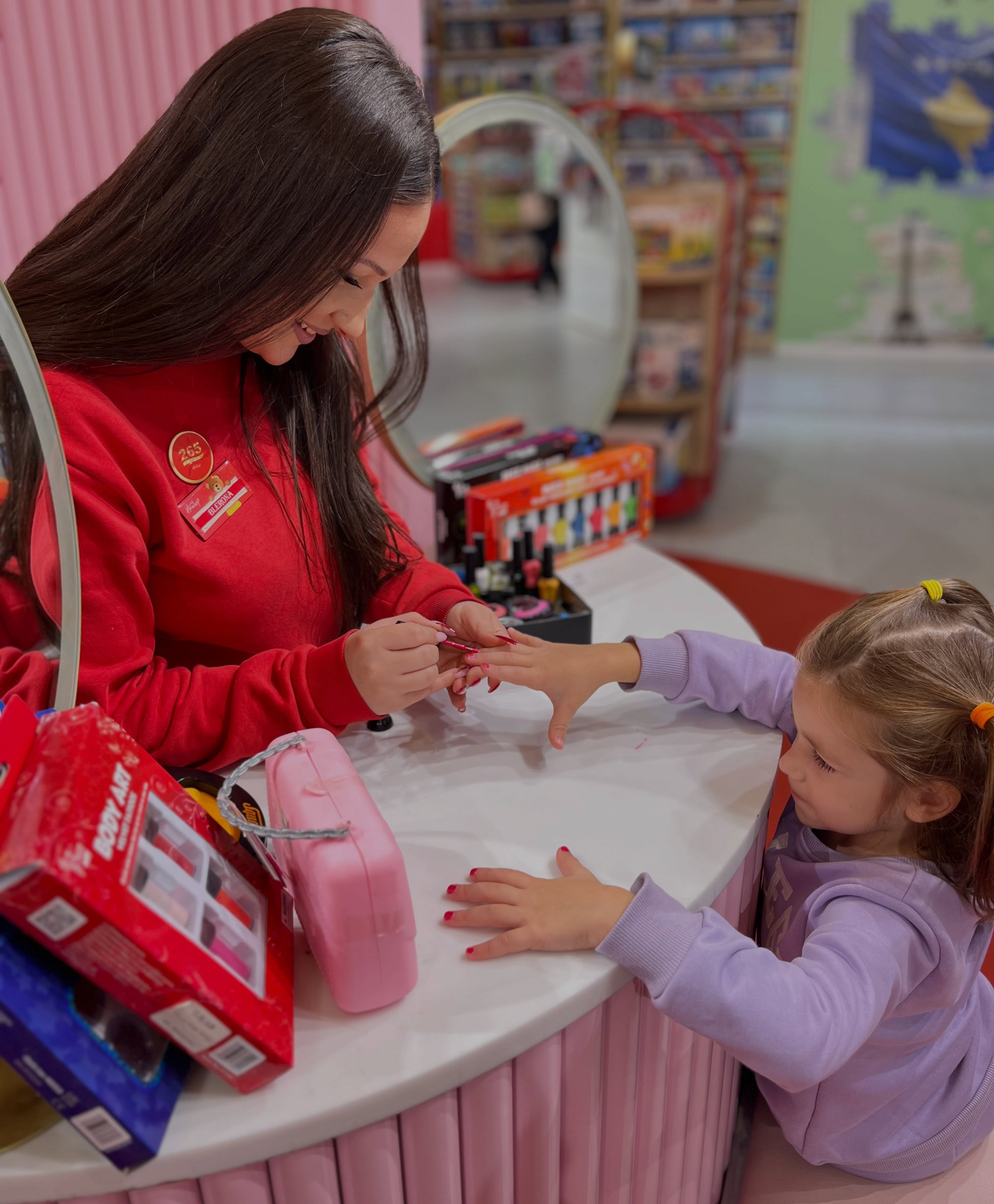 Lyerje thonjsh për fëmijë në dyqan lodrash – Hamleys Kosova