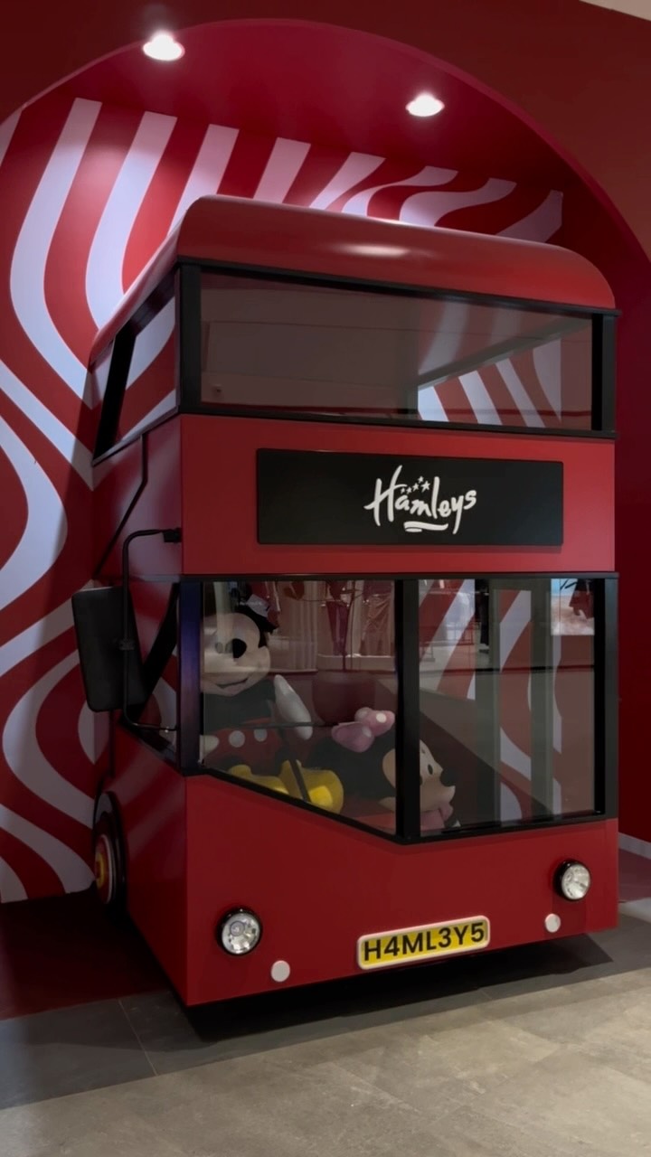 Autobus i kuq dekorativ në dyqan lodrash – Hamleys Kosova
