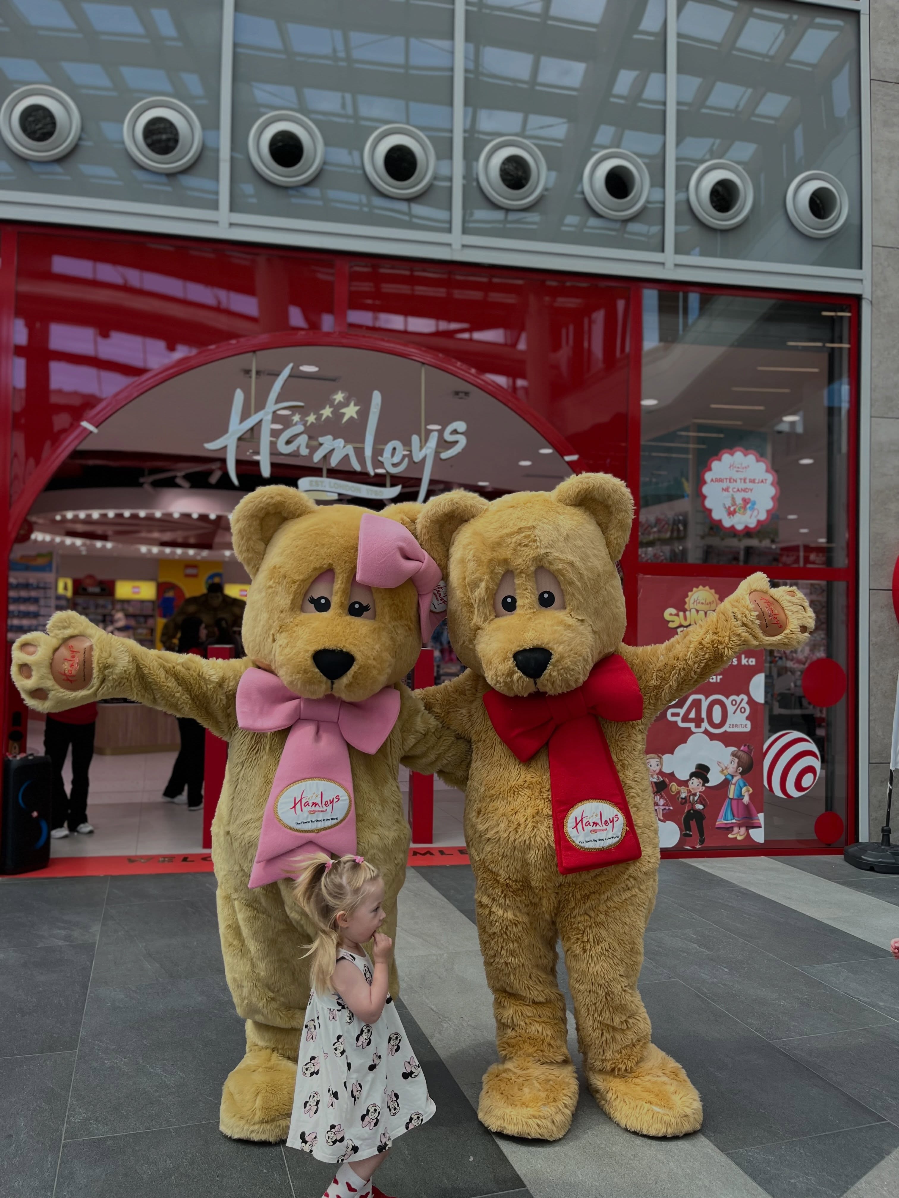 Arusha maskota në hyrje të dyqanit të lodrave – Hamleys Kosova