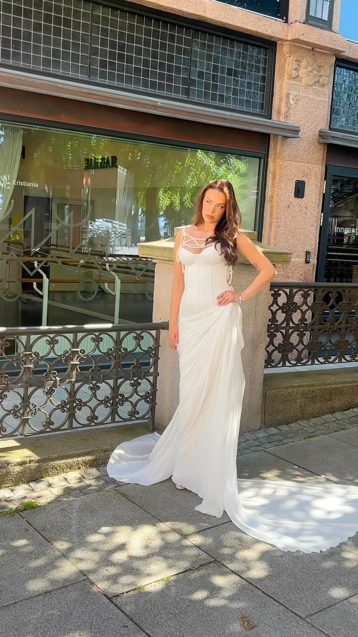 Fustan nusërie i bardhë me shpatulla të zbuluara – Handmade Dresses Kosovo 🤍