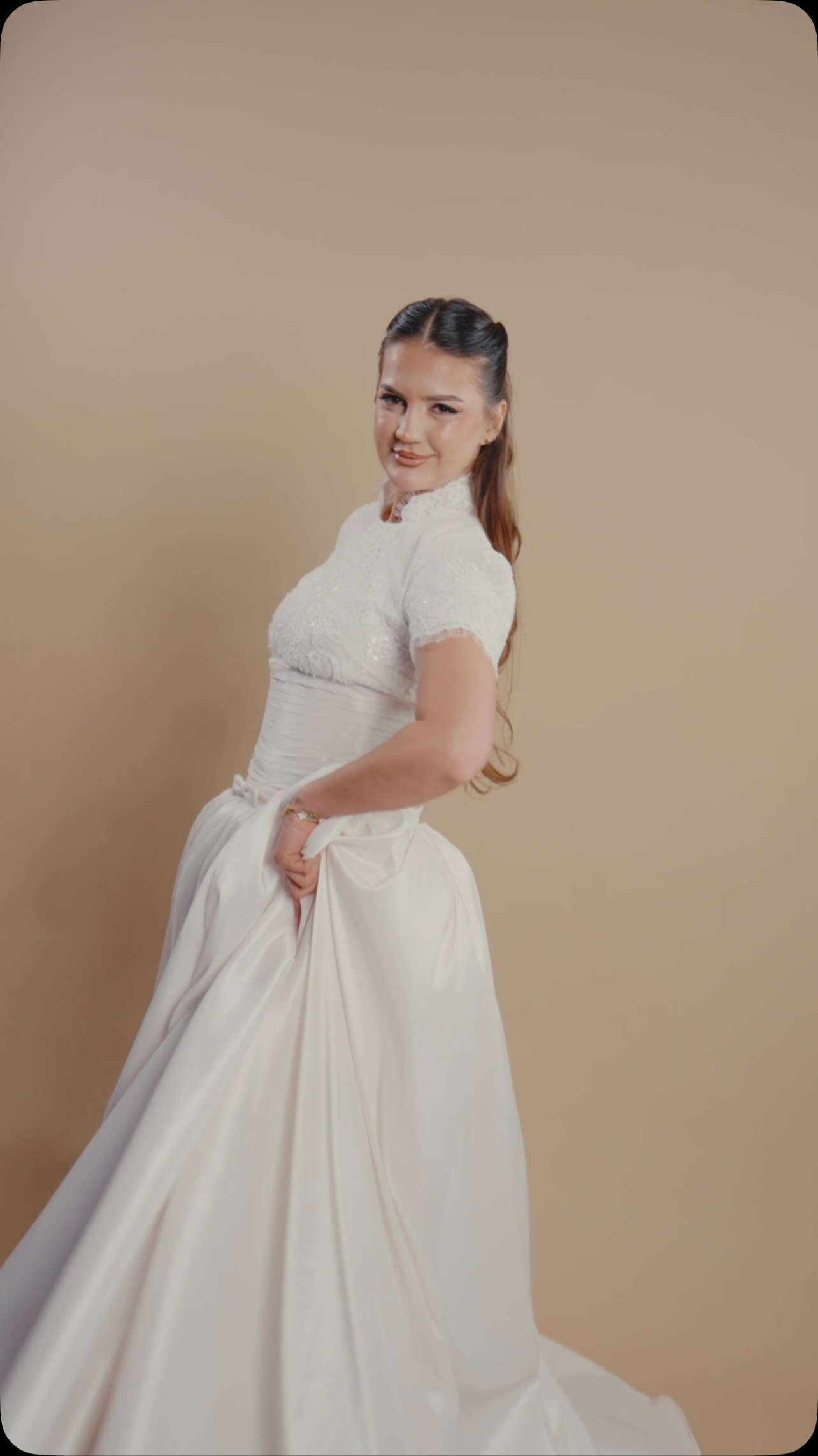 Fustan nusërie i bardhë me mëngë të shkurtra – Handmade Dresses Kosovo 🤍