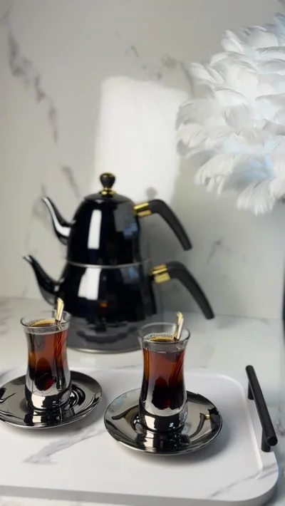 Çajnik i zi dykatësh me gota çaji