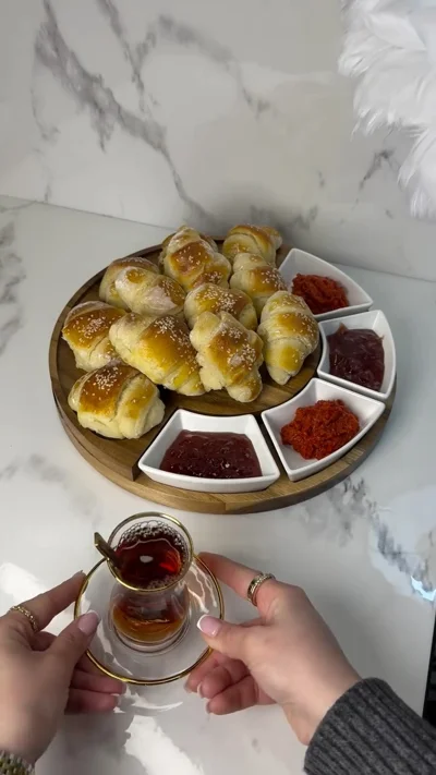 Pjatë servirjeje druri me enë për mëngjes