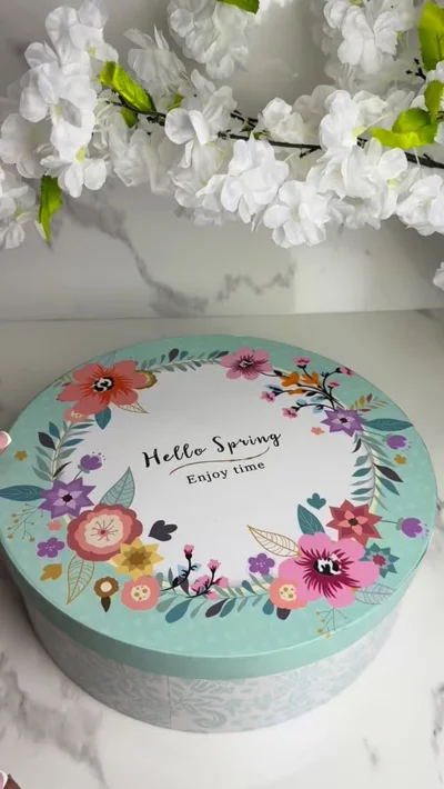 Kuti e rrumbullakët me lule Hello Spring