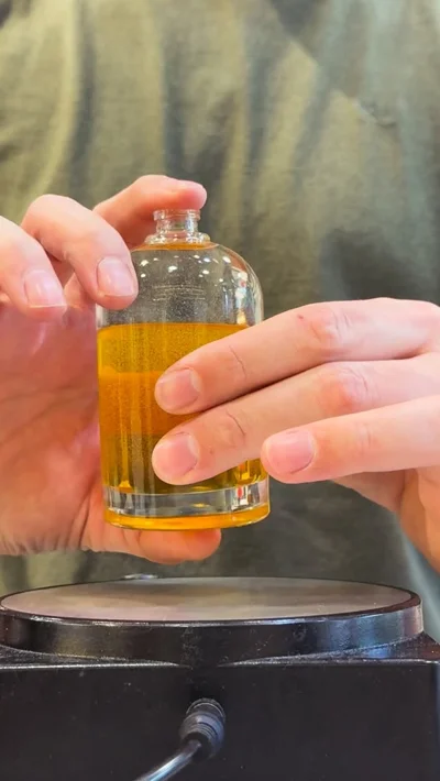 Dy parfume për meshkuj dhe femra me 70% vaj