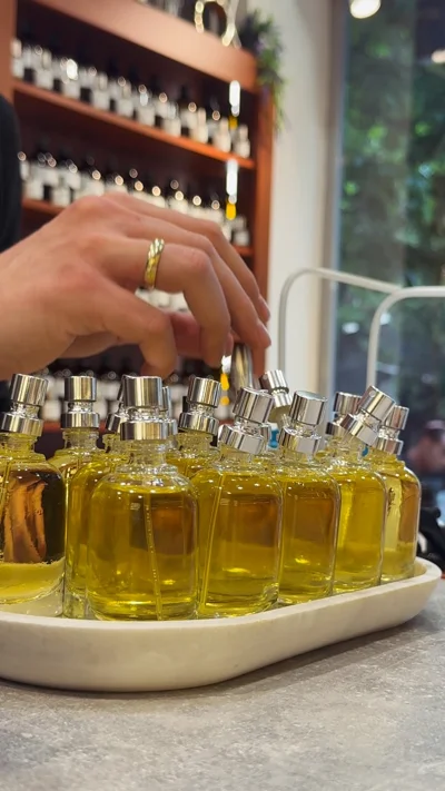 Mbushja e parfumeve në shishe, video ASMR