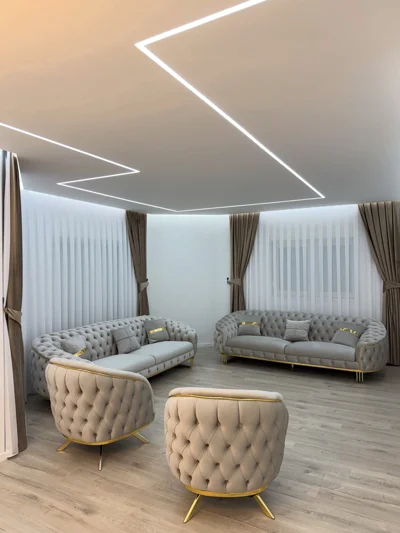 Set divanesh gri me kapitone dhe kolltuqe rozë