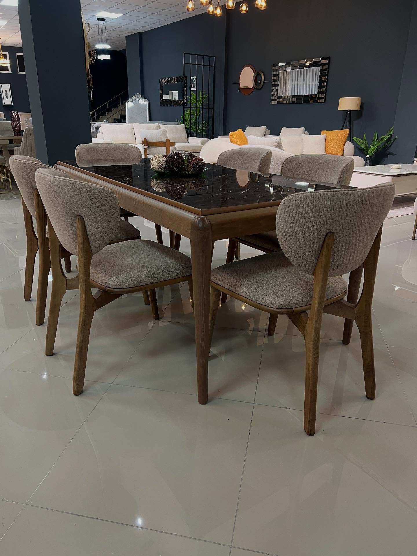 Tryezari me tavolinë druri dhe karrige gri – Imperial Home