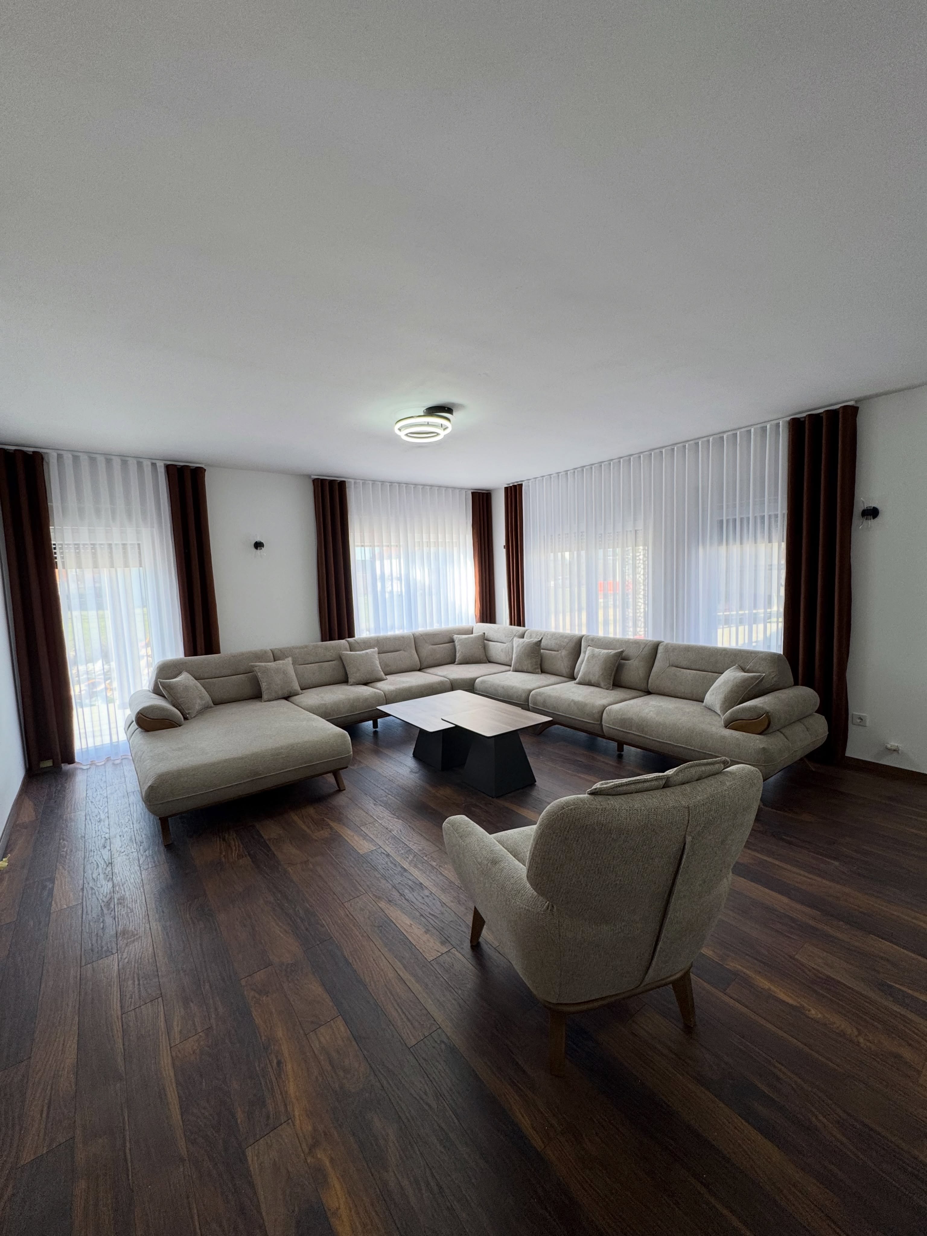 Kënd i madh i ndenjes gri me kolltuk – Imperial Home