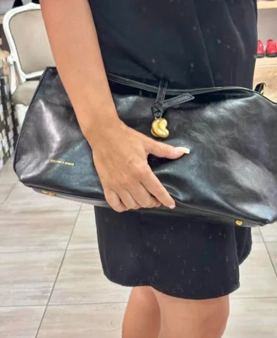 Çantë dore e zezë lëkure për femra