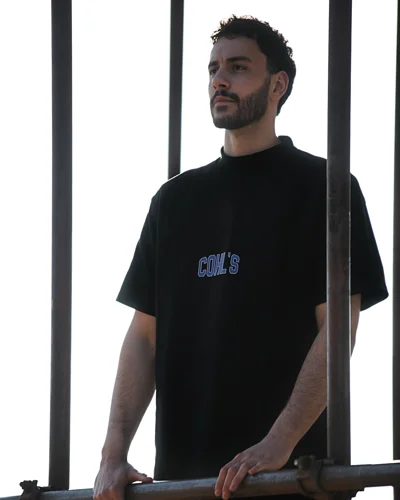 Bluzë e zezë me mëngë të shkurtra