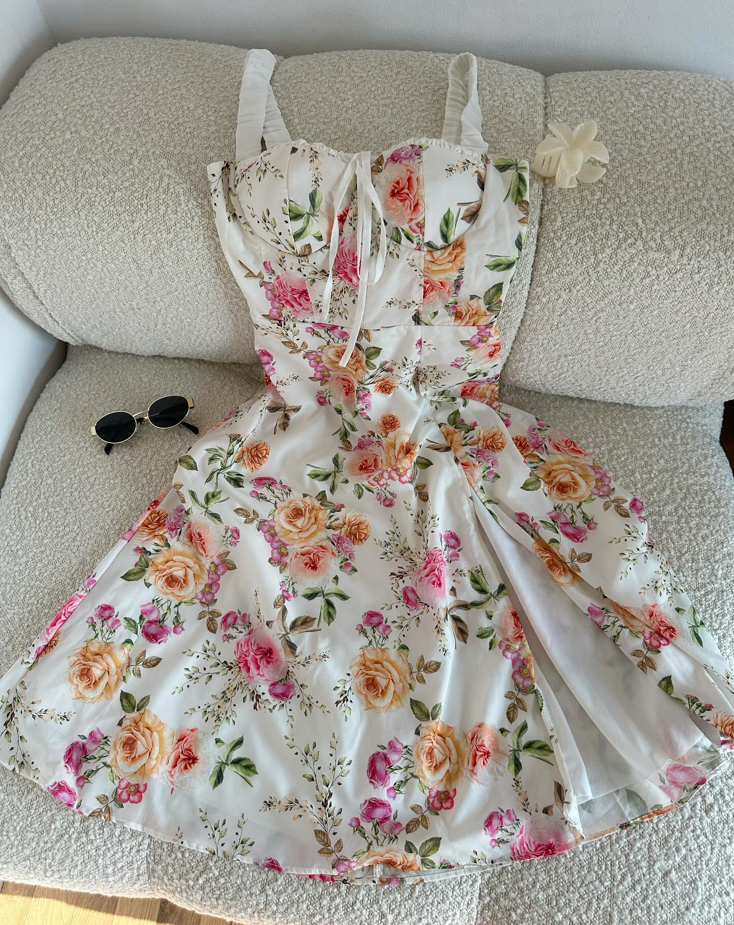Fustan i bardhë me lule, masa S/M – Kiki & Koko Clothing Store