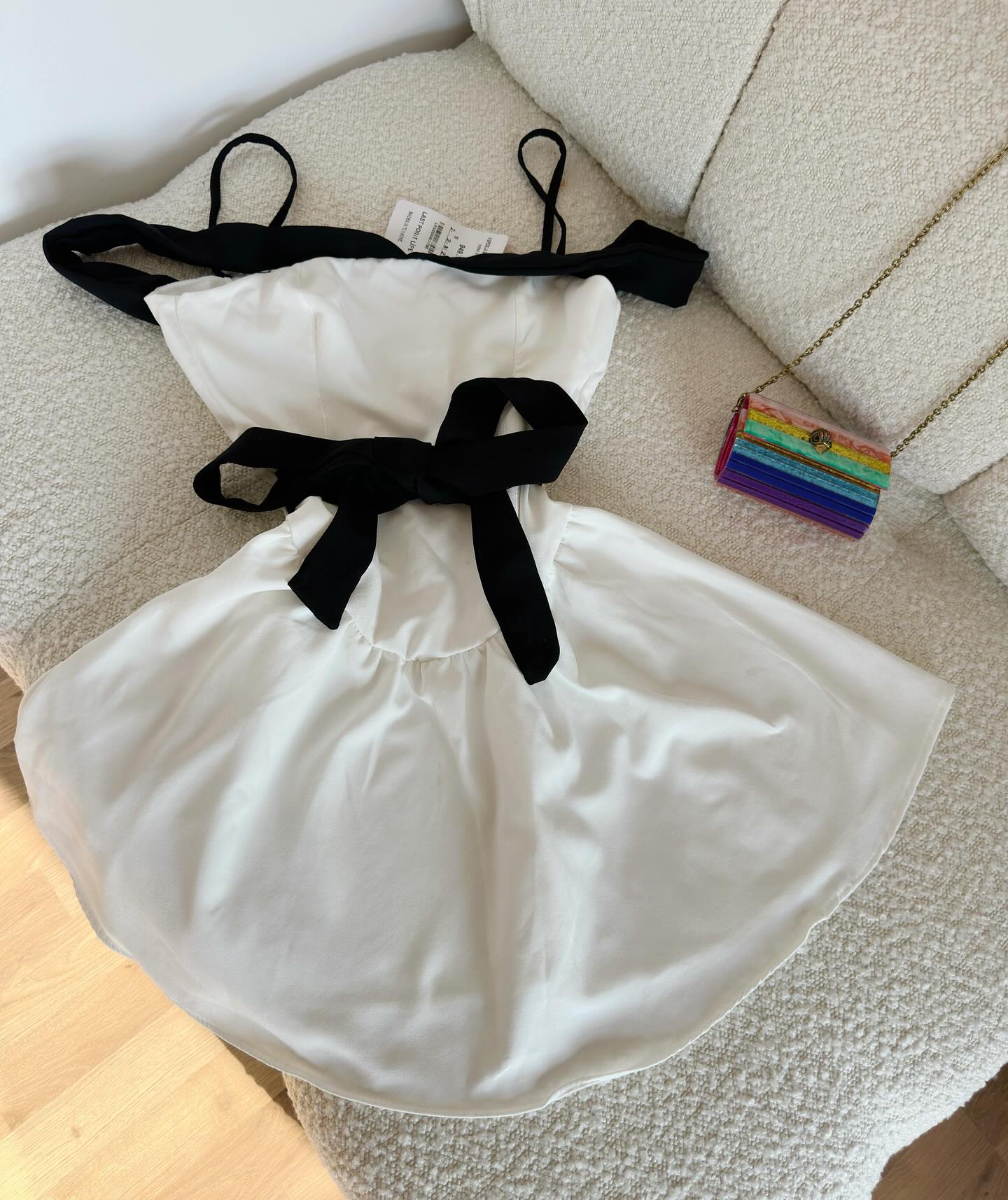 Fustan i bardhë me fjongo të zezë, masa XS/S – Kiki & Koko Clothing Store