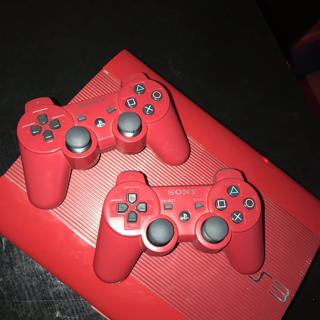 Konsolë PS3 e kuqe me lojëra dhe 2 kontrollerë – Playstation KOSOVA