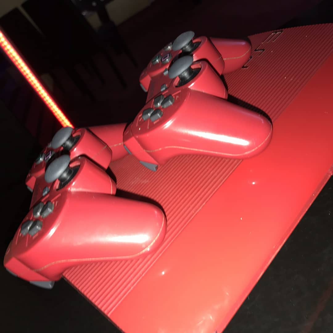 Konsolë PS3 e kuqe me lojëra dhe 2 kontrollerë – Playstation KOSOVA (2)