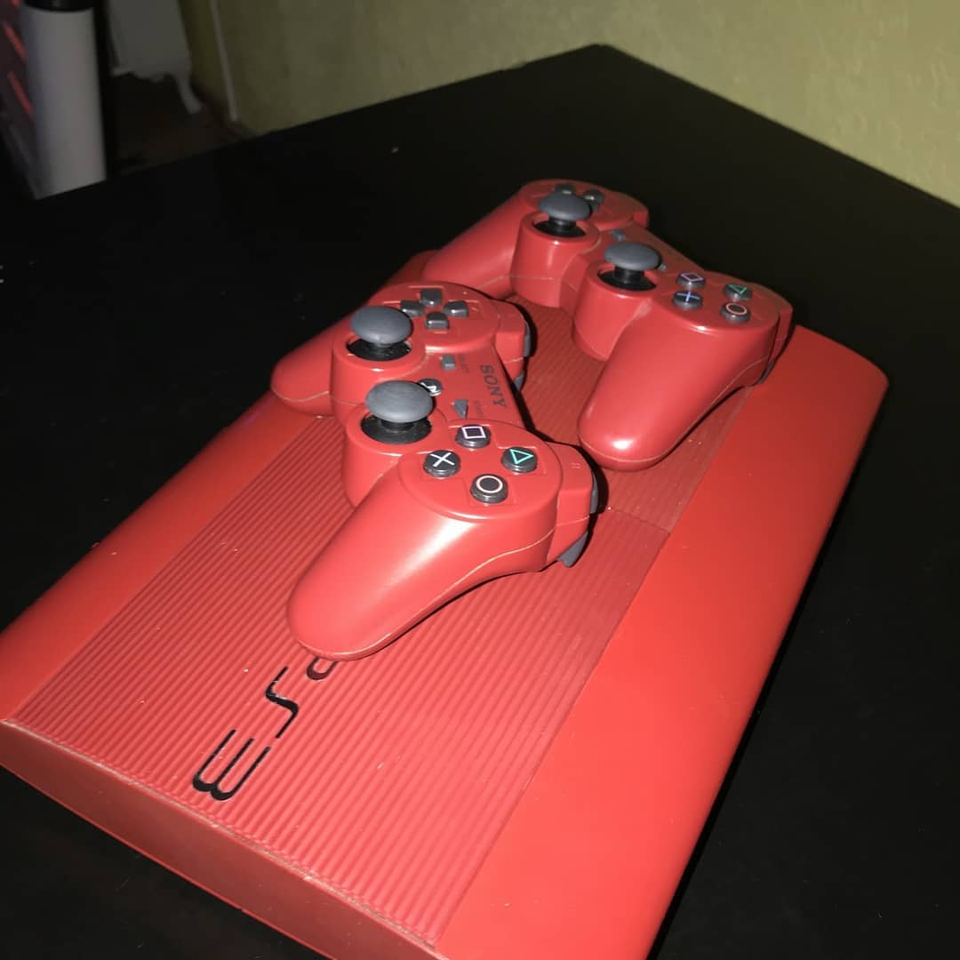 Konsolë PS3 e kuqe me lojëra dhe 2 kontrollerë – Playstation KOSOVA (3)