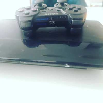 Konsolë PS3 Super Slim me kontroller