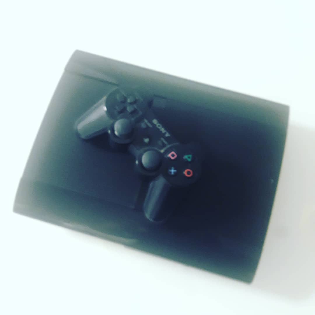 Konsolë PS3 Super Slim me kontroller – Playstation KOSOVA (2)