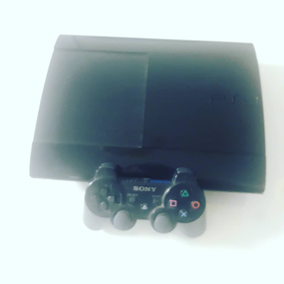 Konsolë PS3 Super Slim me kontroller – Playstation KOSOVA (3)