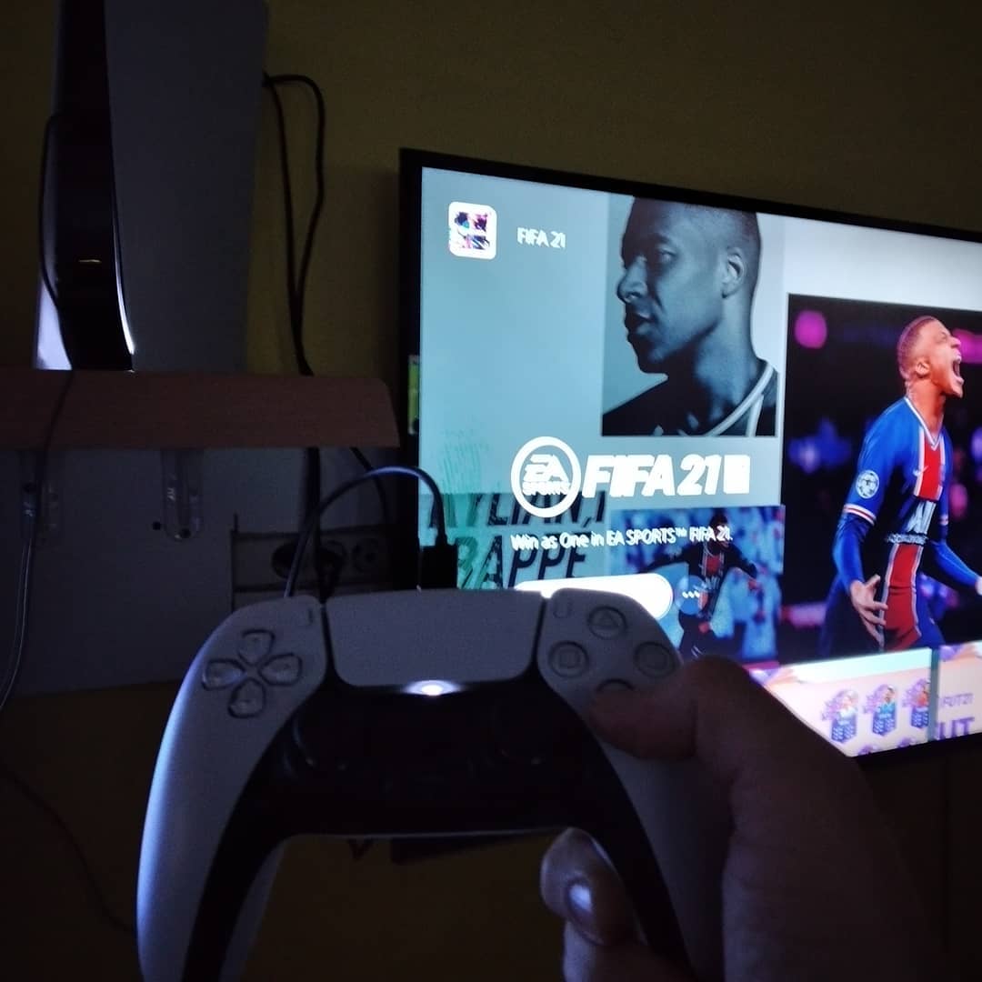 Konsolë PlayStation 5 me lojën FIFA 21 – Playstation KOSOVA