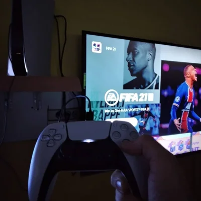 Konsolë PlayStation 5 me lojën FIFA 21