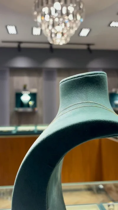 Varëse ari Hyjnesha në Fron
