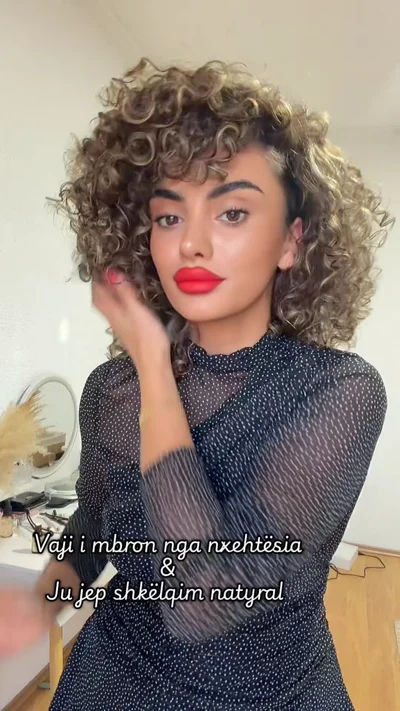 Rutinë AMIS Beauty për flokë kaçurrela pa frizz