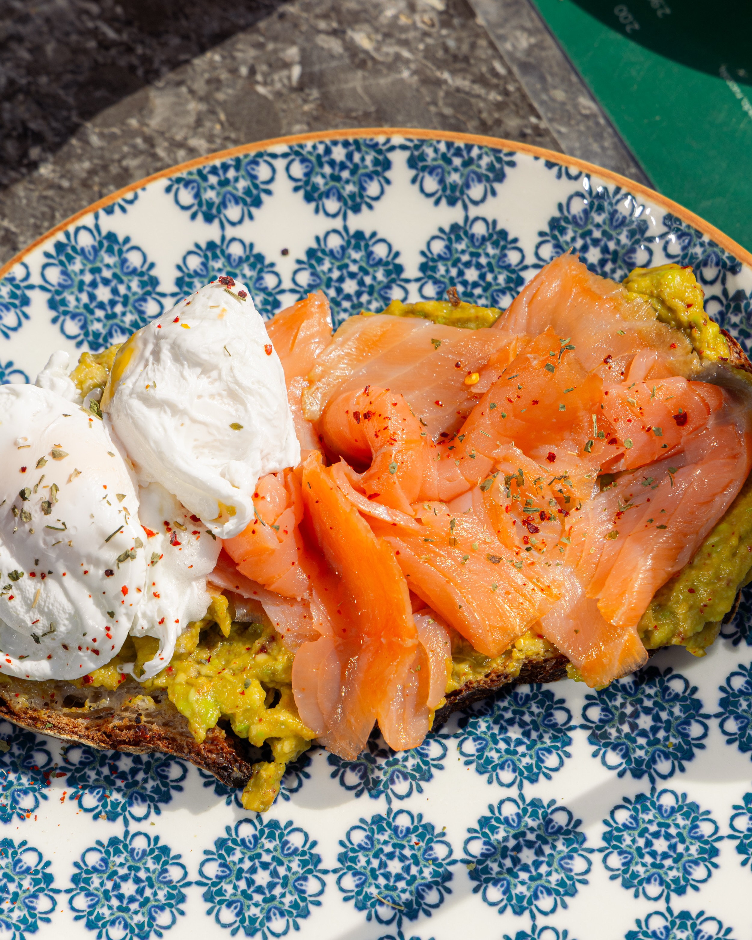 Tost me salmon të tymosur dhe avokado – latarteprishtina