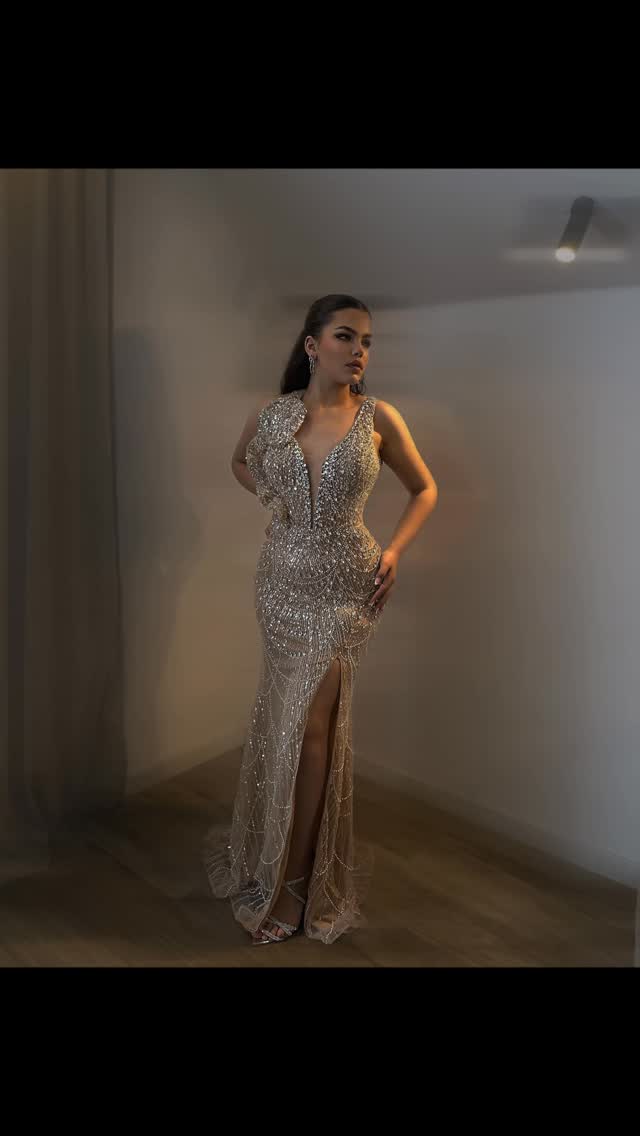 Fustan bezh me shkëlqim dhe çarje – lea_rentadress