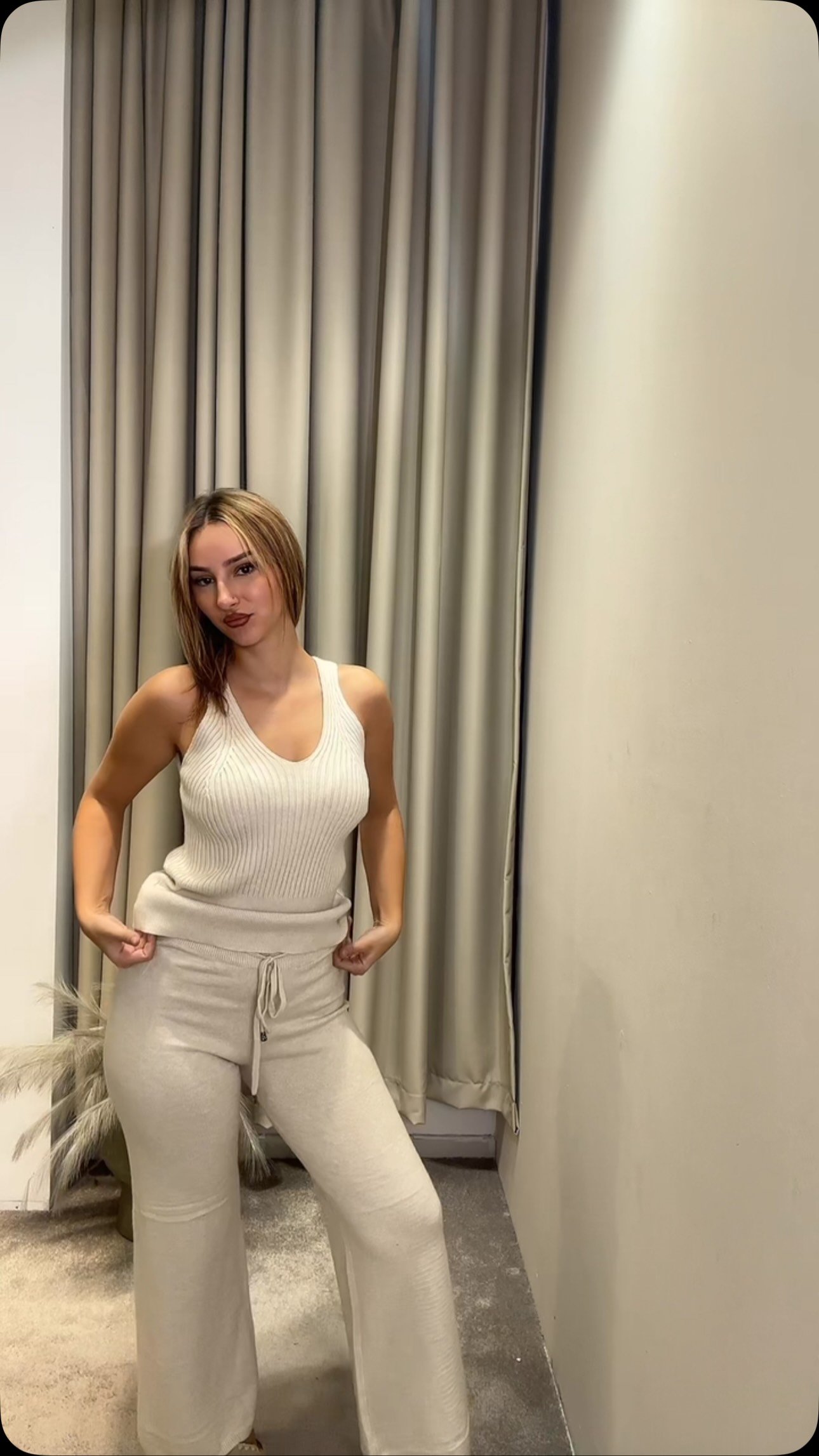 Komplet bezhë me top dhe pantallona – 𝐿𝐸𝒩𝒯𝐼 𝐹𝐸𝑅𝐼𝒵𝒜𝒥