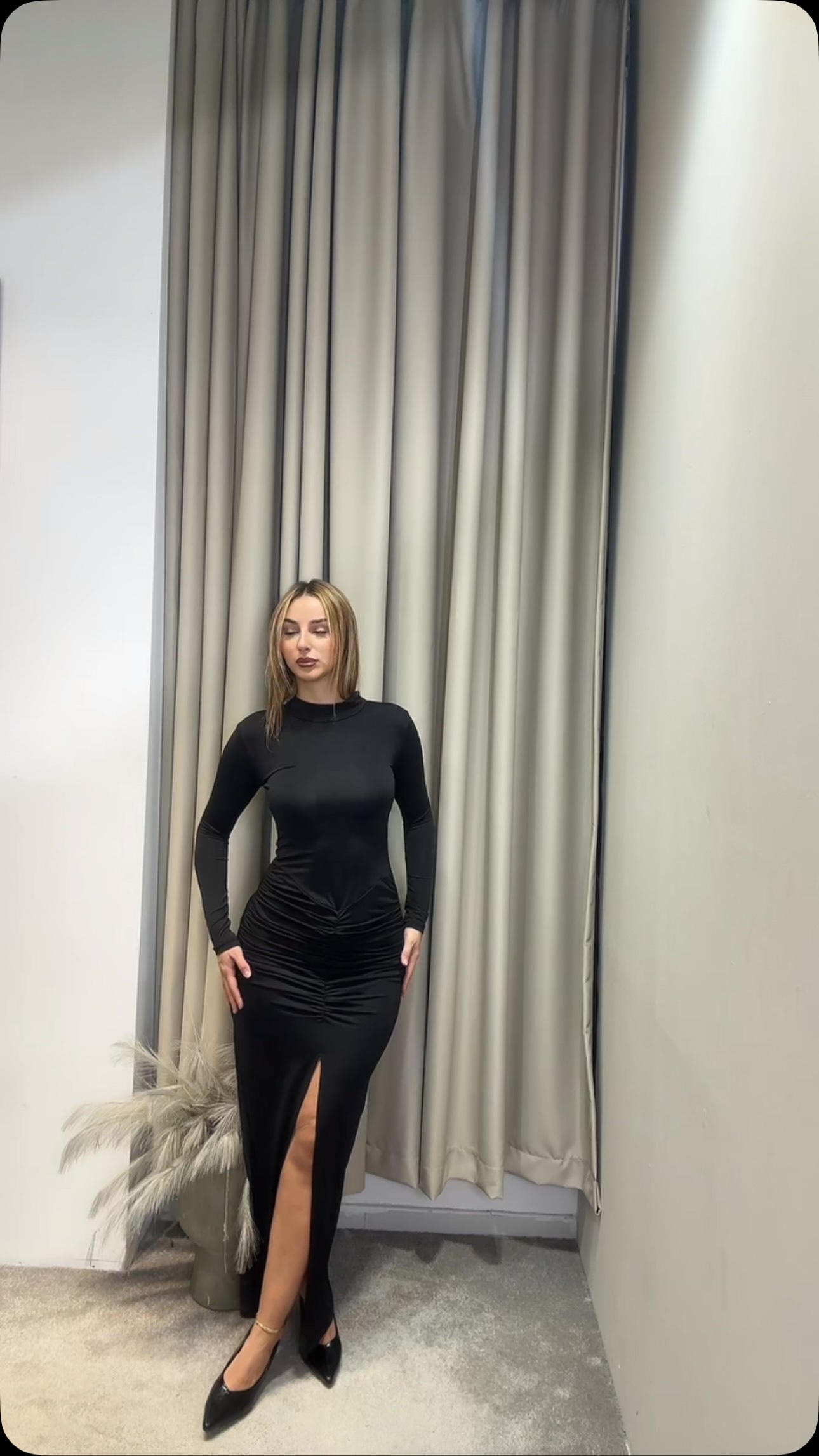 Fustan i zi i gjatë me çarje – 𝐿𝐸𝒩𝒯𝐼 𝐹𝐸𝑅𝐼𝒵𝒜𝒥