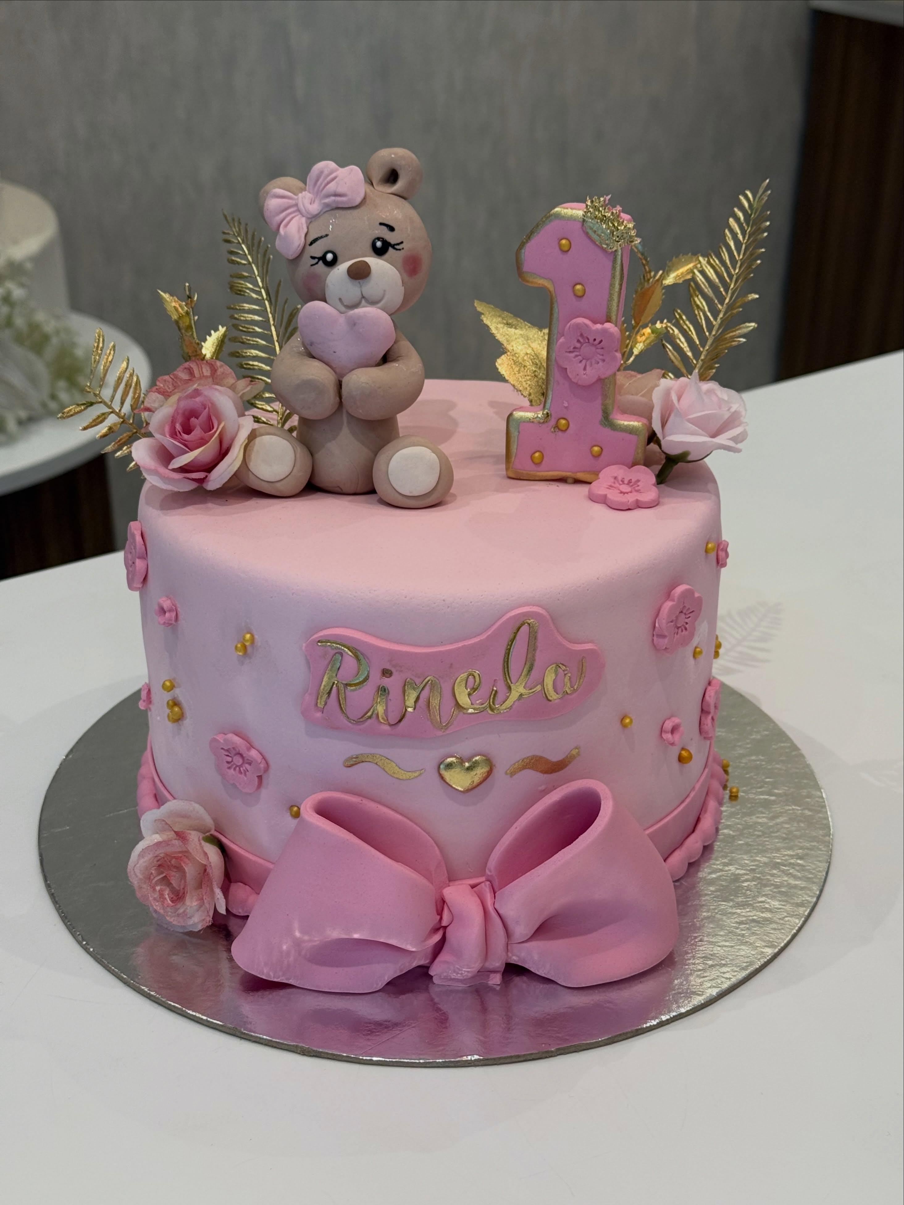 Tortë rozë për ditëlindjen e parë me arush – Lina’s Cake World
