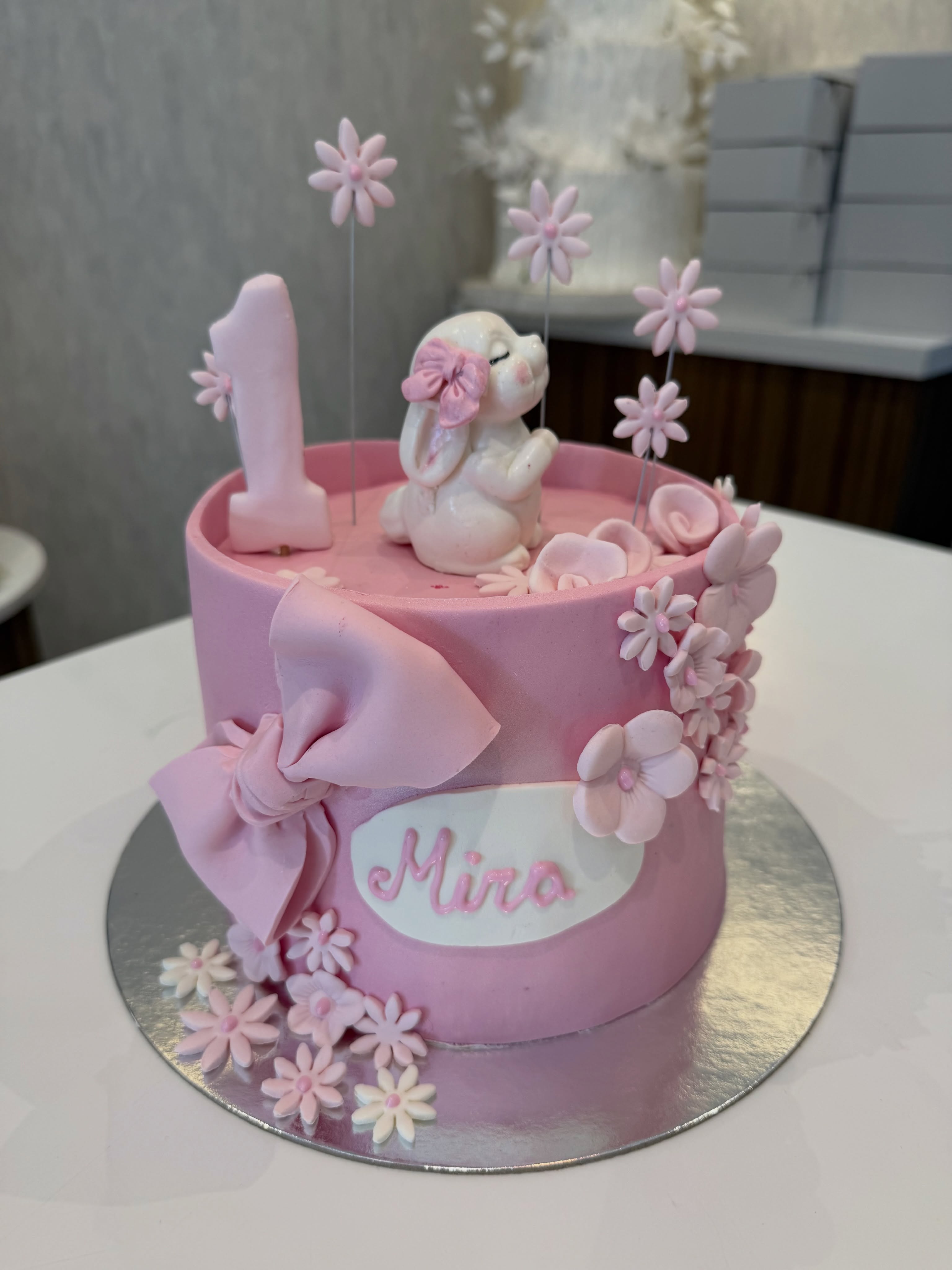 Tortë rozë për ditëlindjen e parë me lepurush – Lina’s Cake World