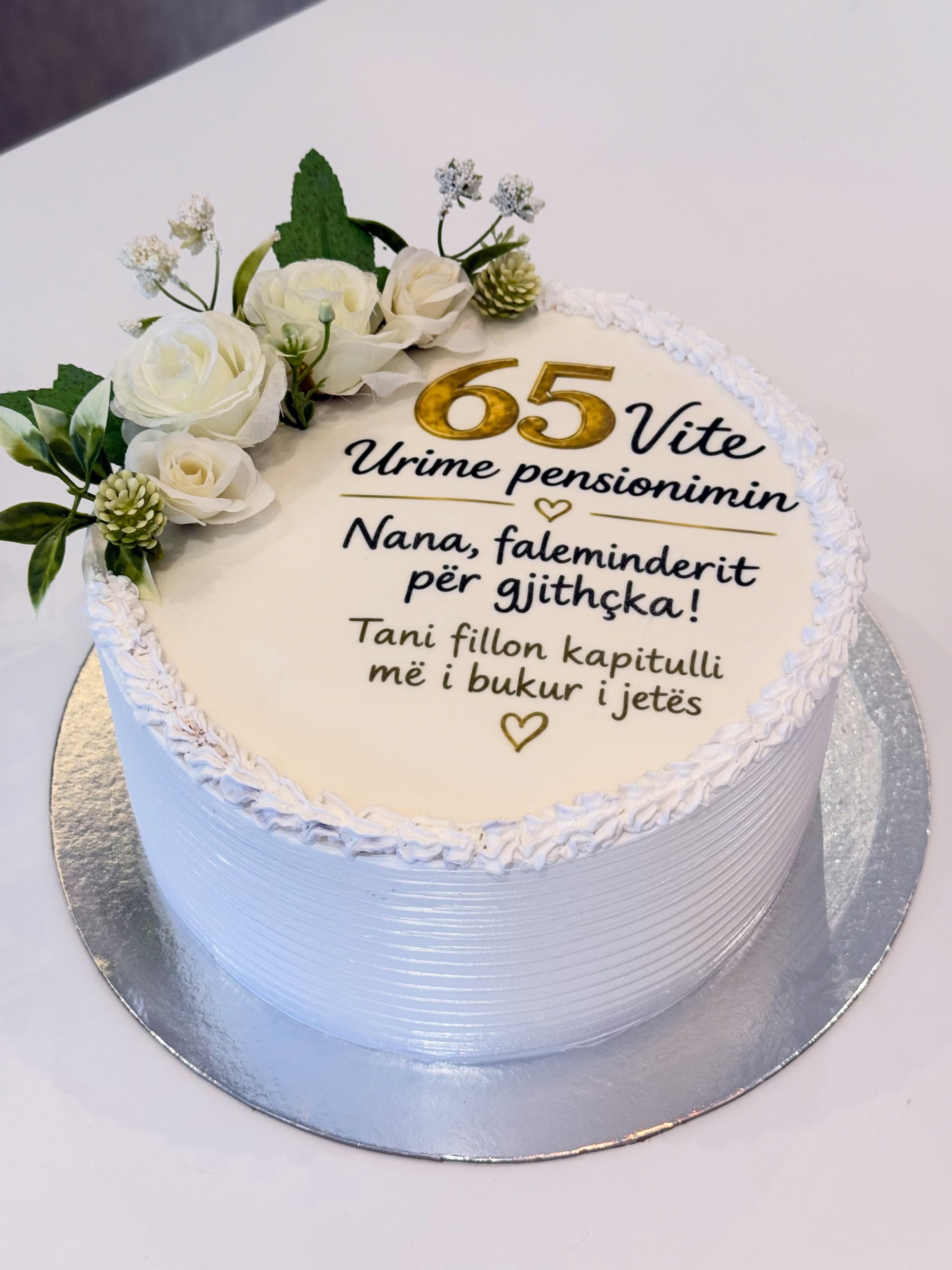 Tortë për pension 65 vjet me lule të bardha – Lina’s Cake World