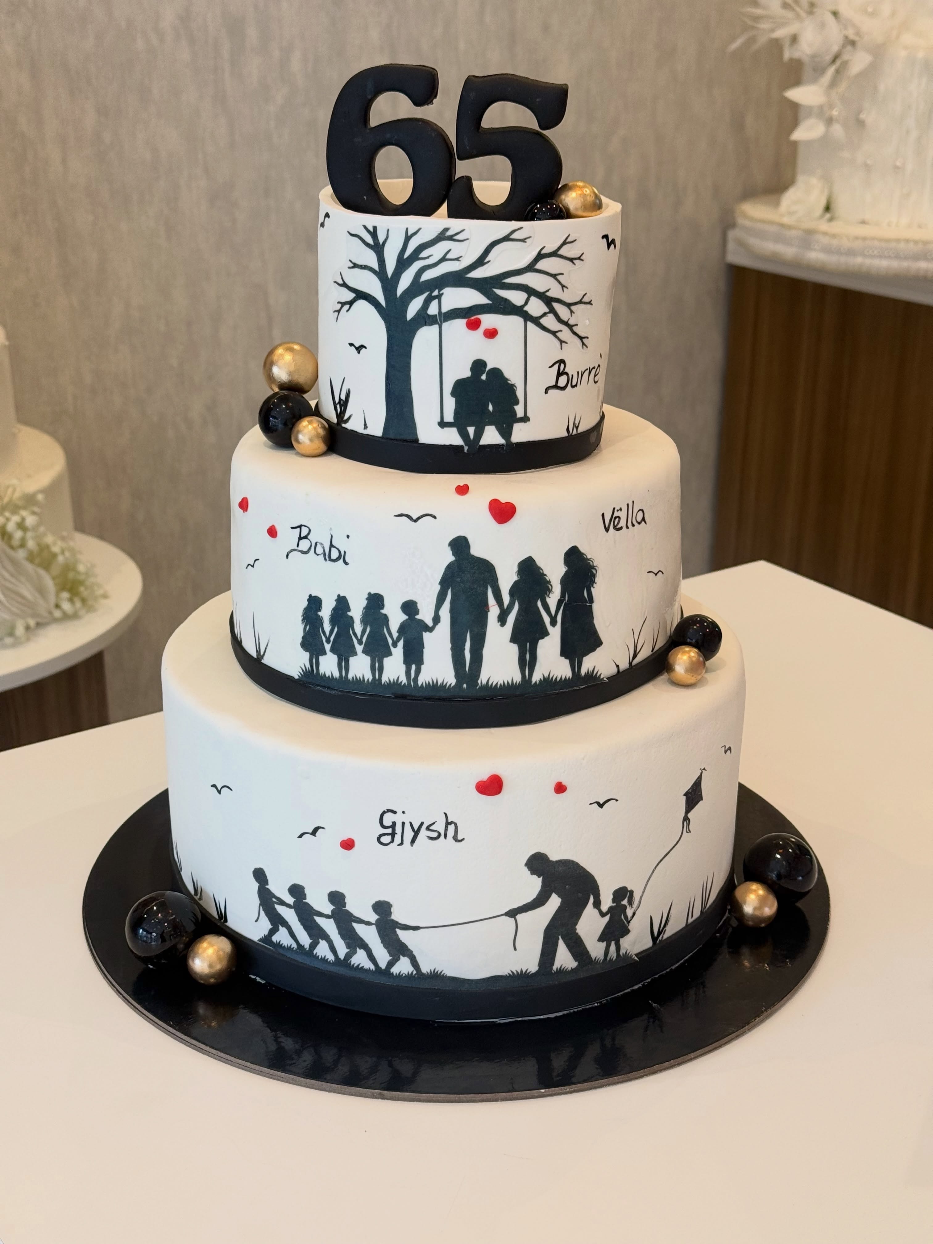 Tortë trekatëshe për 65-vjetor me siluetë familjeje – Lina’s Cake World
