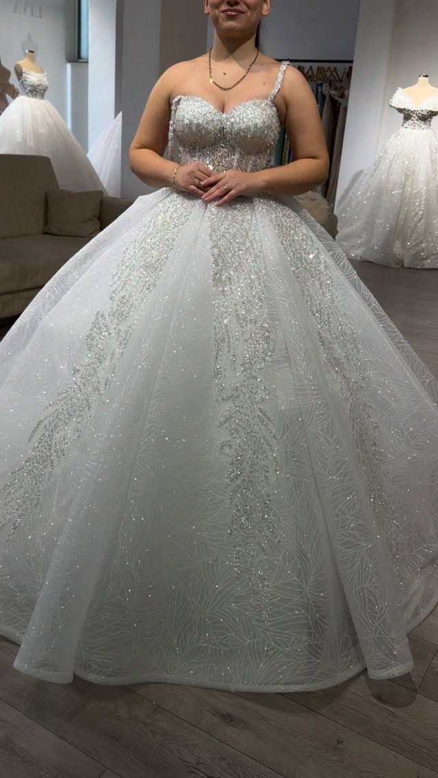 Fustan nusërie i bardhë me fund të gjerë – LIVA Fashion House PRIZREN📍