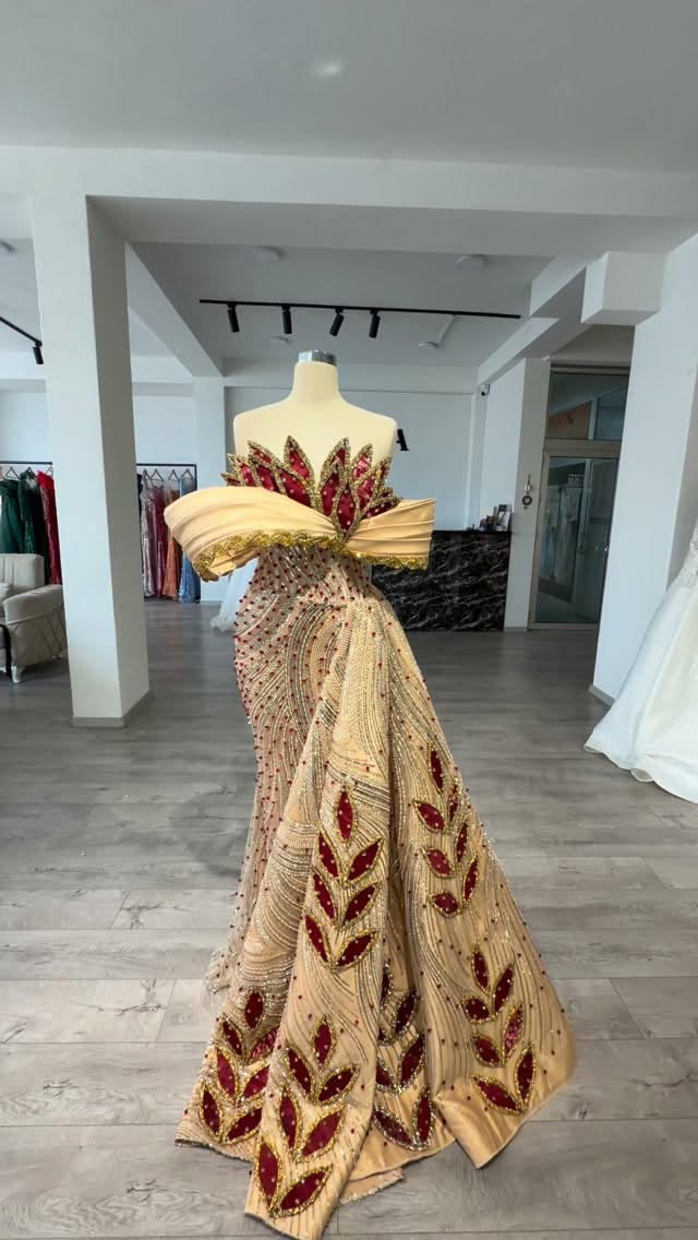 Fustan mbrëmjeje i artë me motive të kuqe – LIVA Fashion House PRIZREN📍