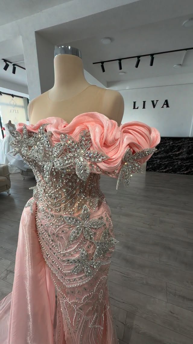 Fustan mbrëmjeje rozë me gurë – LIVA Fashion House PRIZREN📍