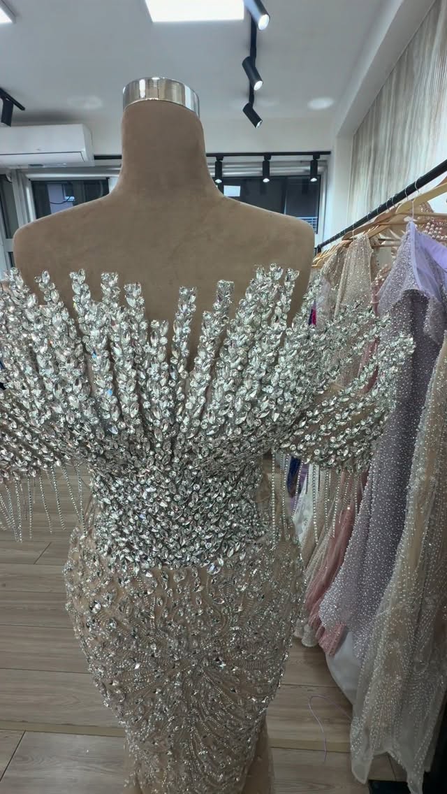 Fustan mbrëmjeje i argjendtë me gurë – LIVA Fashion House PRIZREN📍