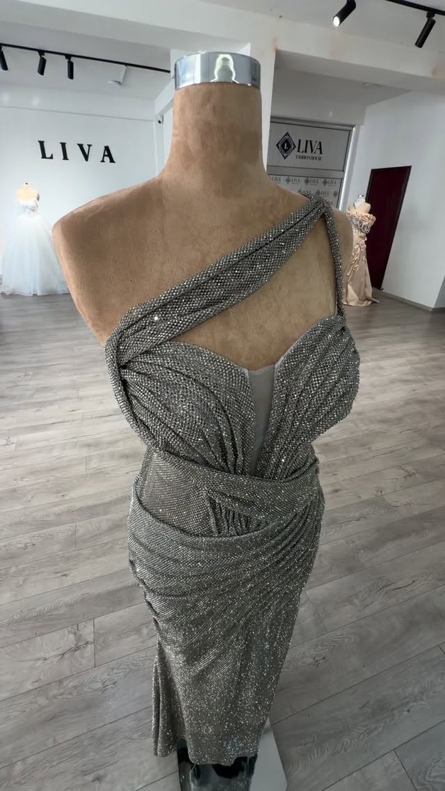 Fustan mbrëmjeje gri me shkëlqim me një sup – LIVA Fashion House PRIZREN📍