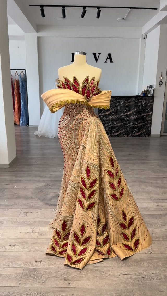 Fustan mbrëmjeje i artë me motive të kuqe – LIVA Fashion House PRIZREN📍
