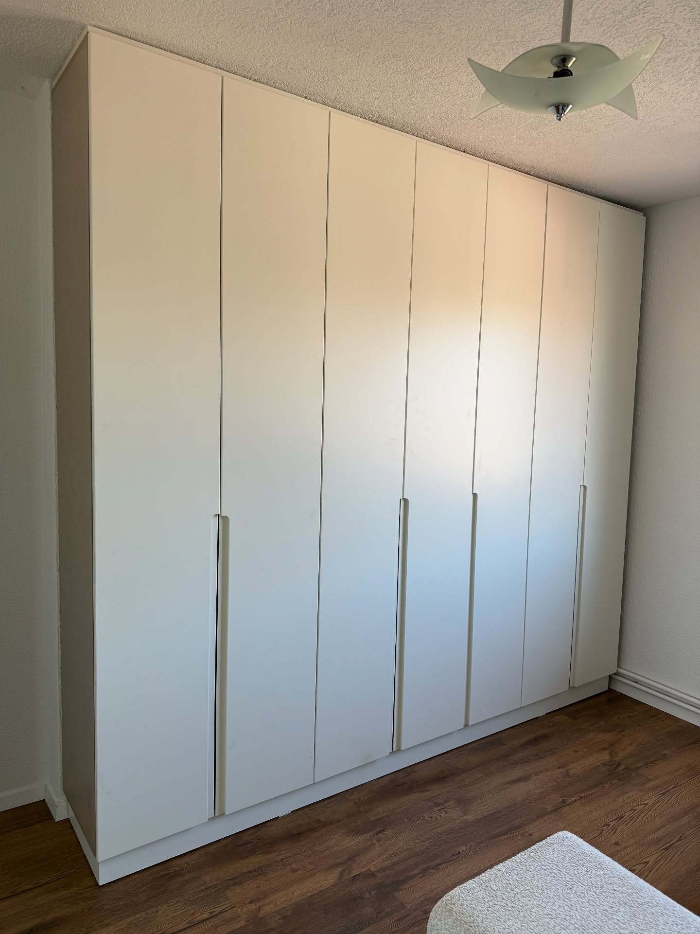 Dollap rrobash i bardhë deri në tavan – Mobileria Loli Design