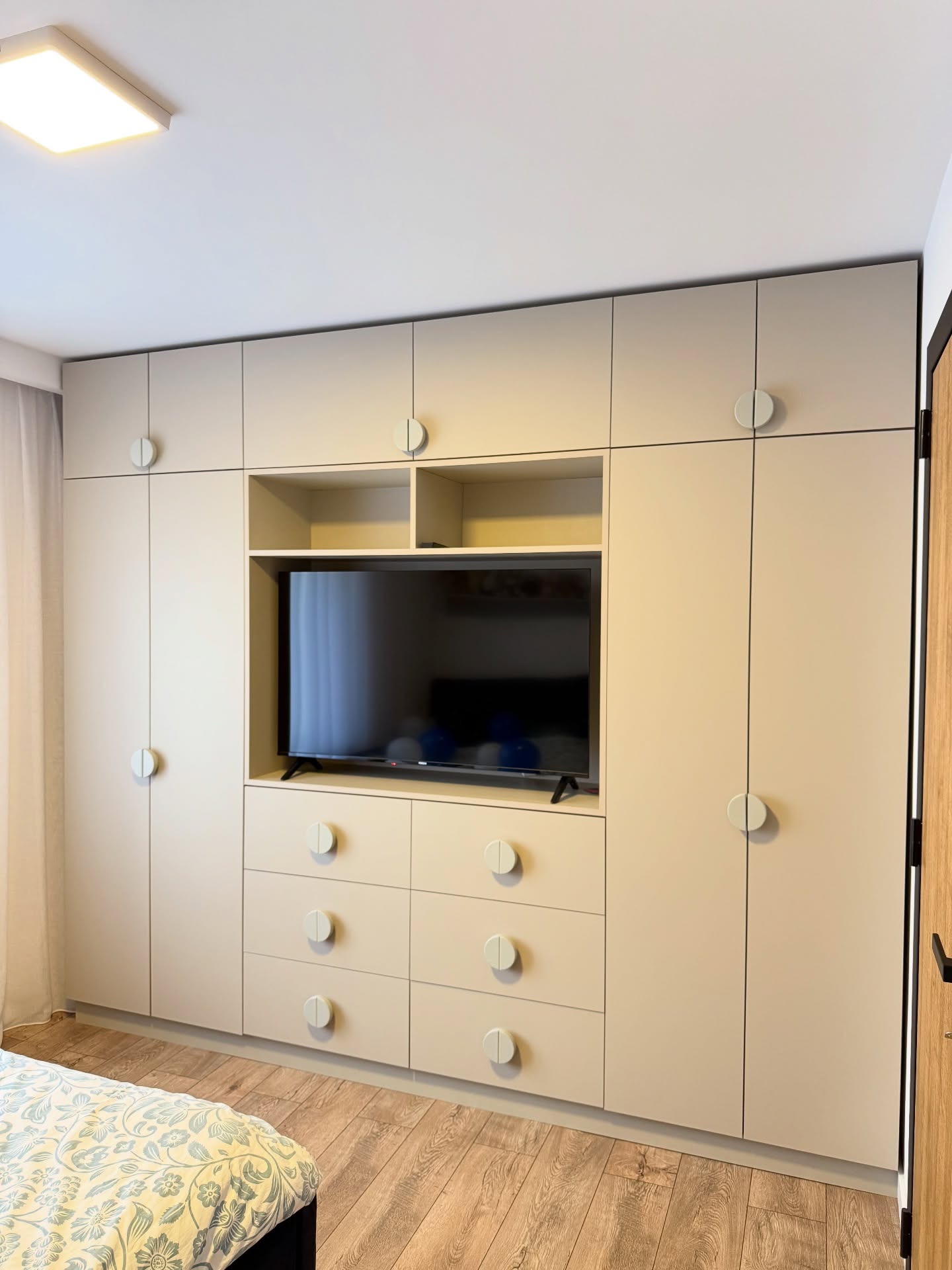 Dollap muri i bardhë me vend për TV – Mobileria Loli Design