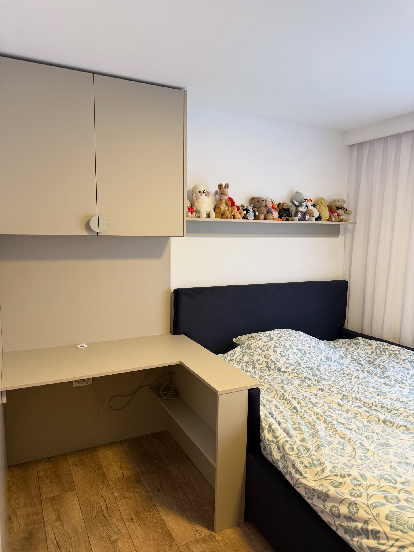 Dollap muri i bardhë me vend për TV – Mobileria Loli Design (2)