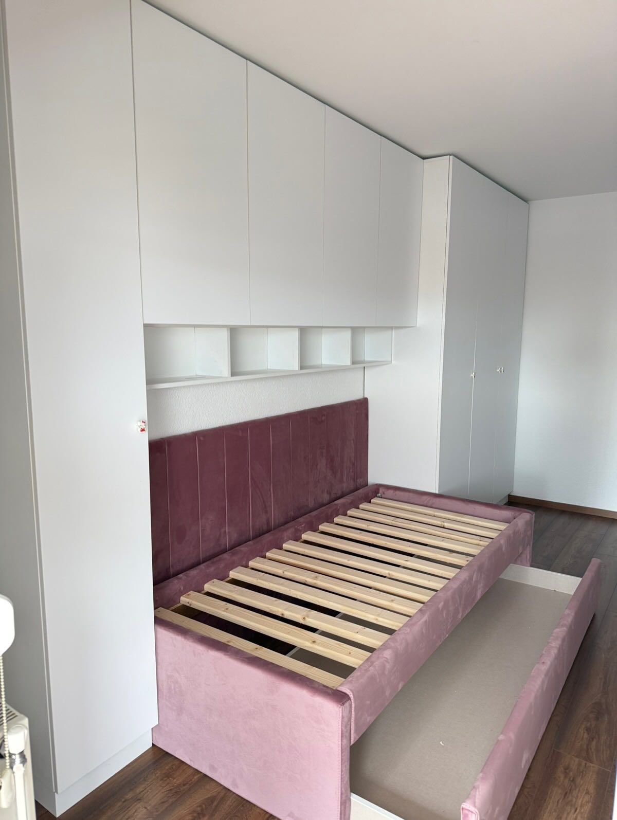 Shtrat rozë me sirtar dhe dollap mbi shtrat – Mobileria Loli Design