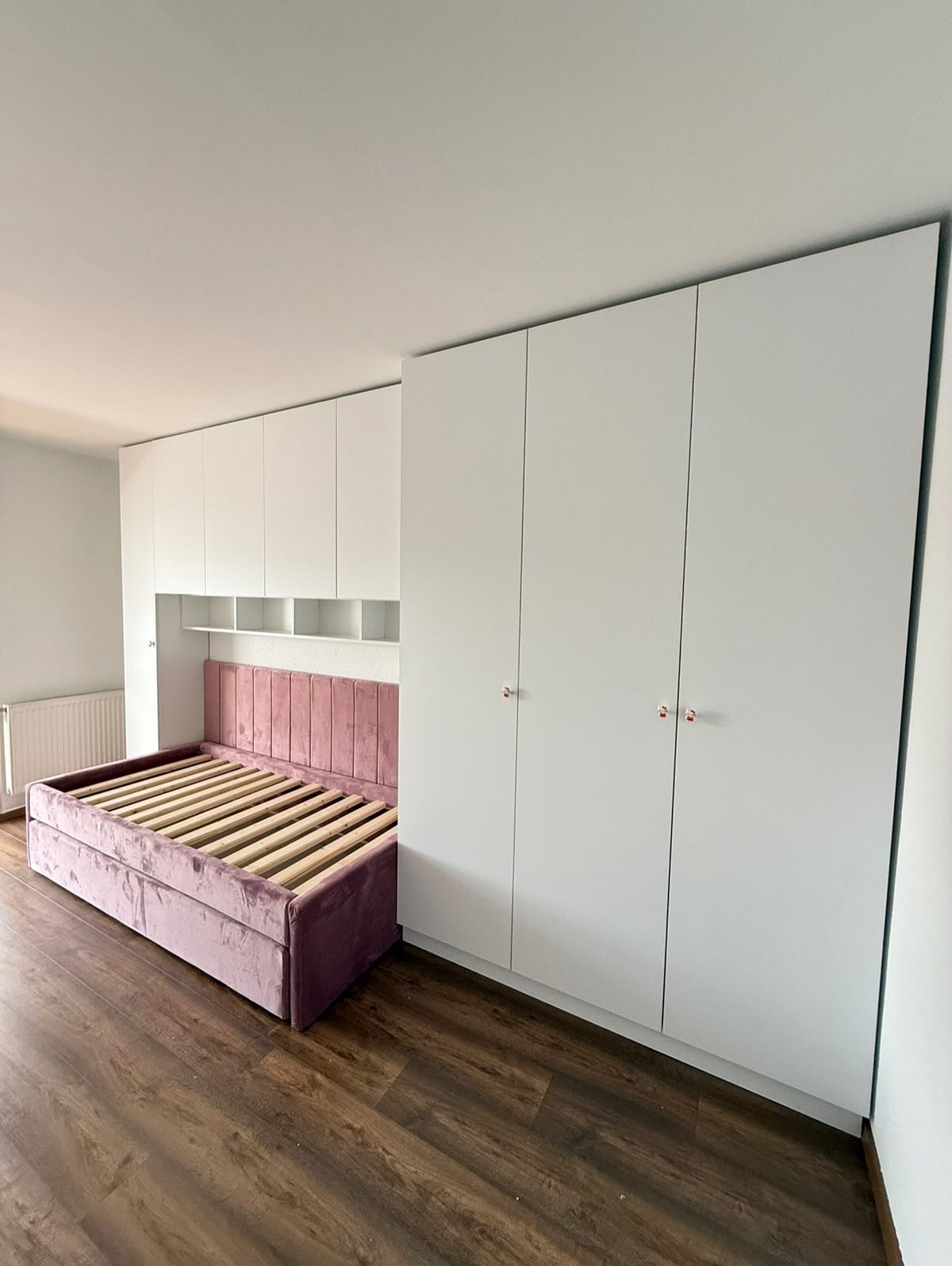 Shtrat rozë me sirtar dhe dollap mbi shtrat – Mobileria Loli Design (2)