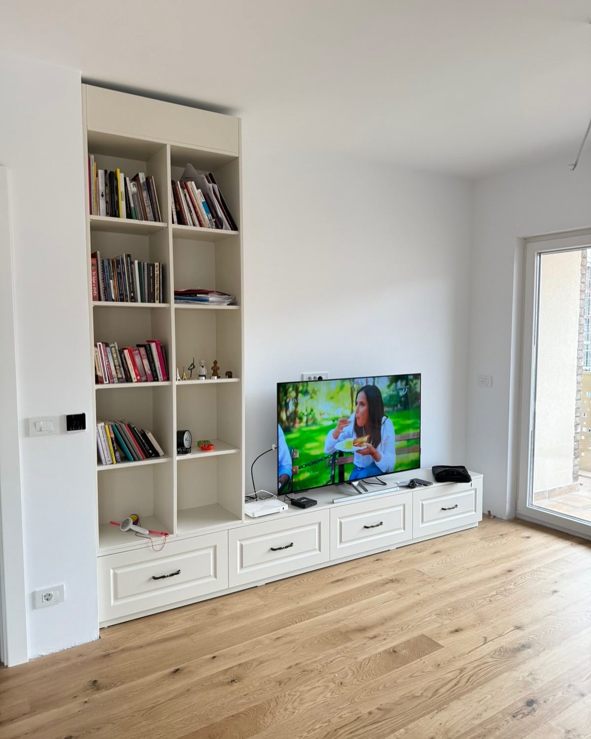 Raft librash dhe komodë TV e bardhë – Mobileria Loli Design
