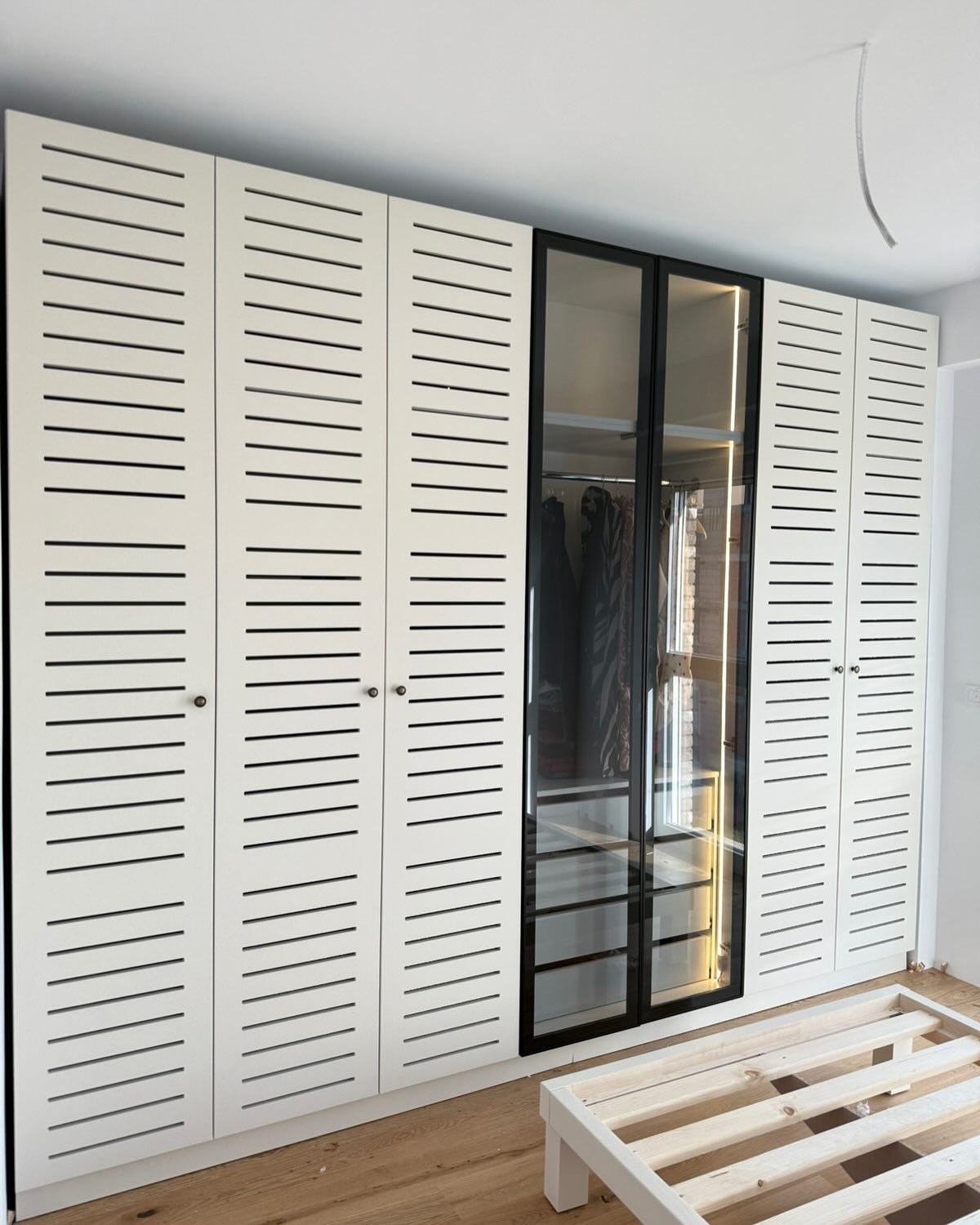 Dollap rrobash i bardhë me lamela dhe xham – Mobileria Loli Design