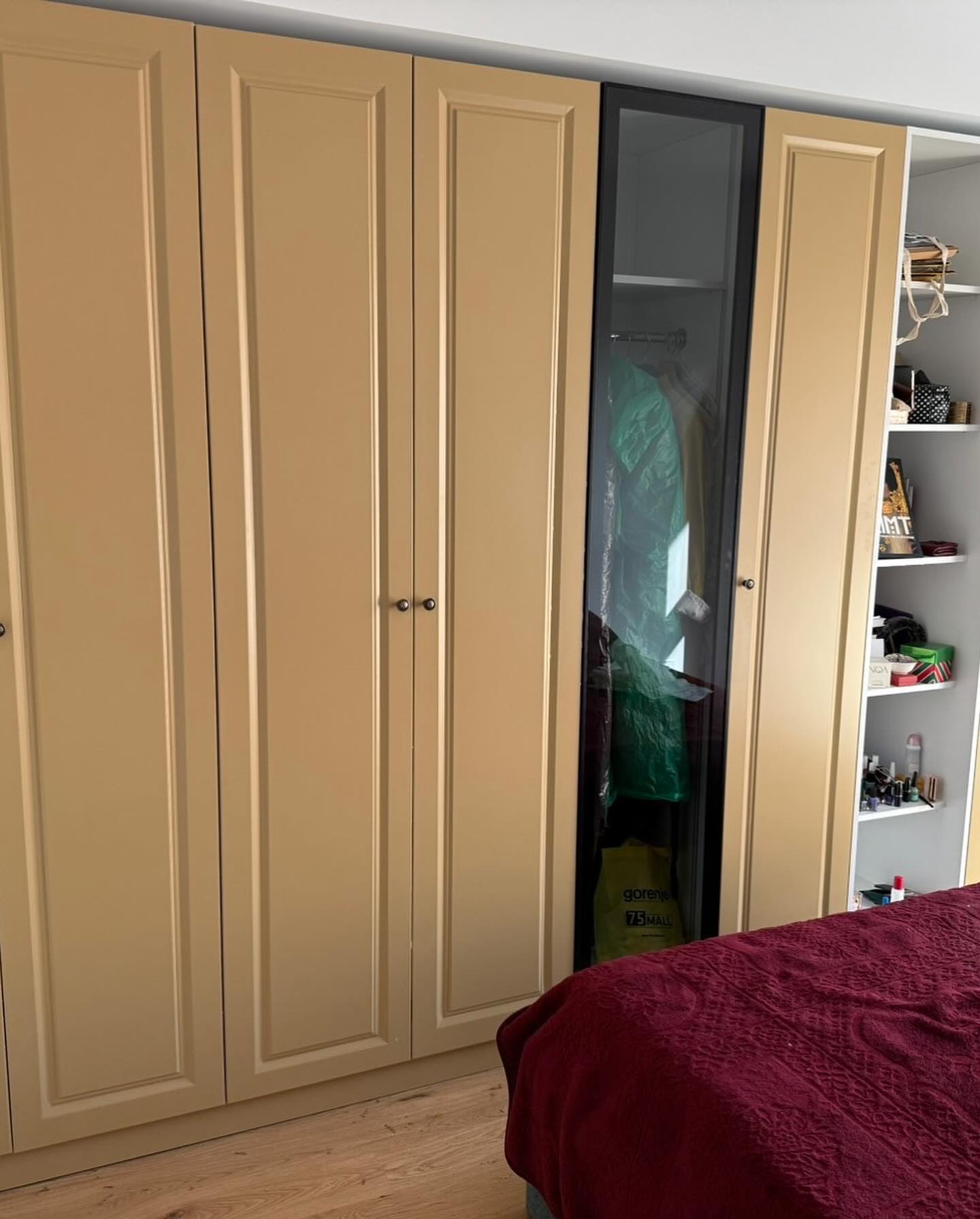 Dollap rrobash i bardhë me lamela dhe xham – Mobileria Loli Design (2)