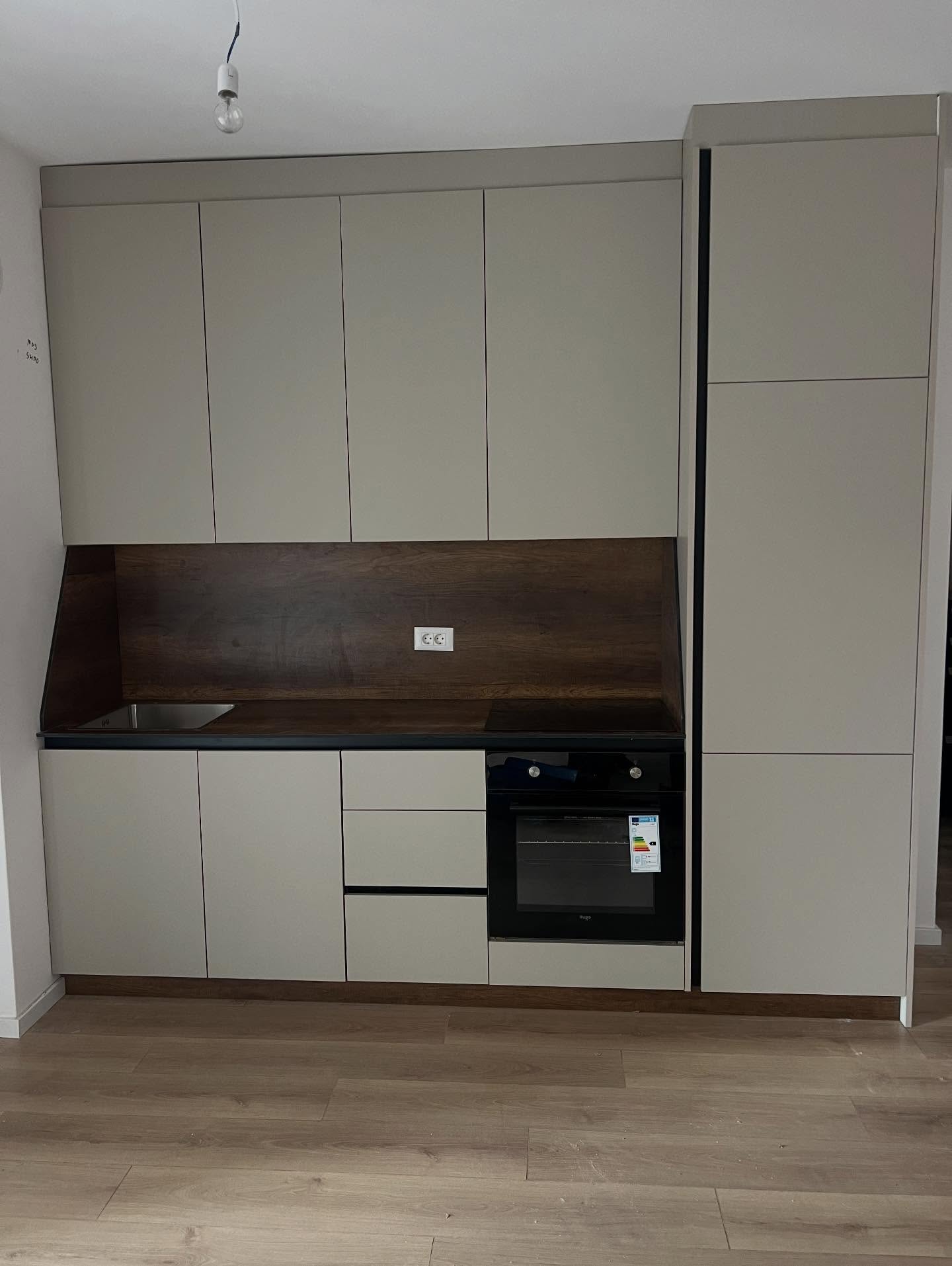 Shtrat i tapicuar gri me dollap mbi shtrat – Mobileria Loli Design (2)